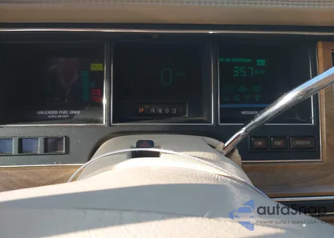 1990 Lincoln Town Car Signature z USA, uszkodzony, nr VIN 1LNCM82FXLY753182